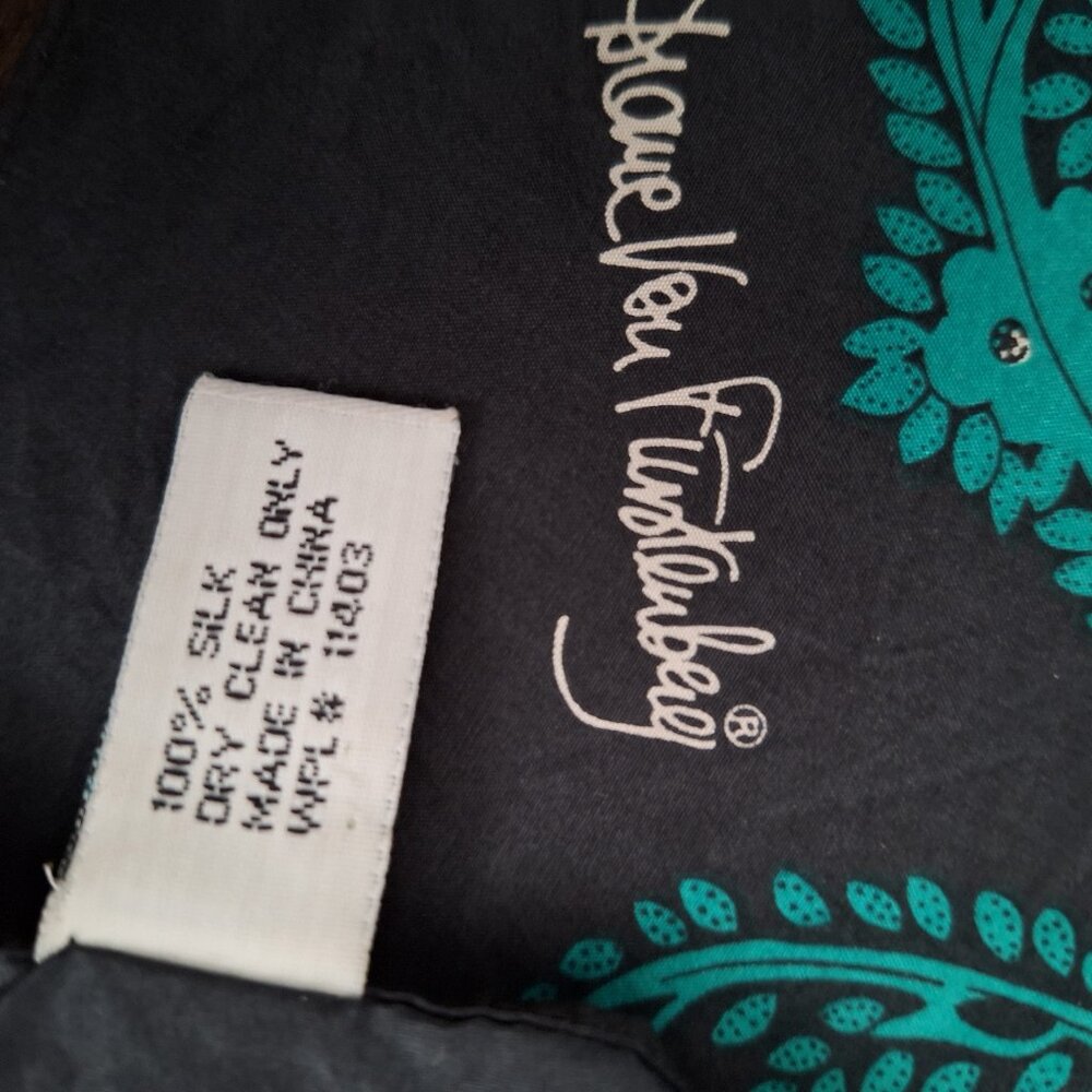 Diane Von Furstenburg 100% Silk Scarf - Picture 4 of 6